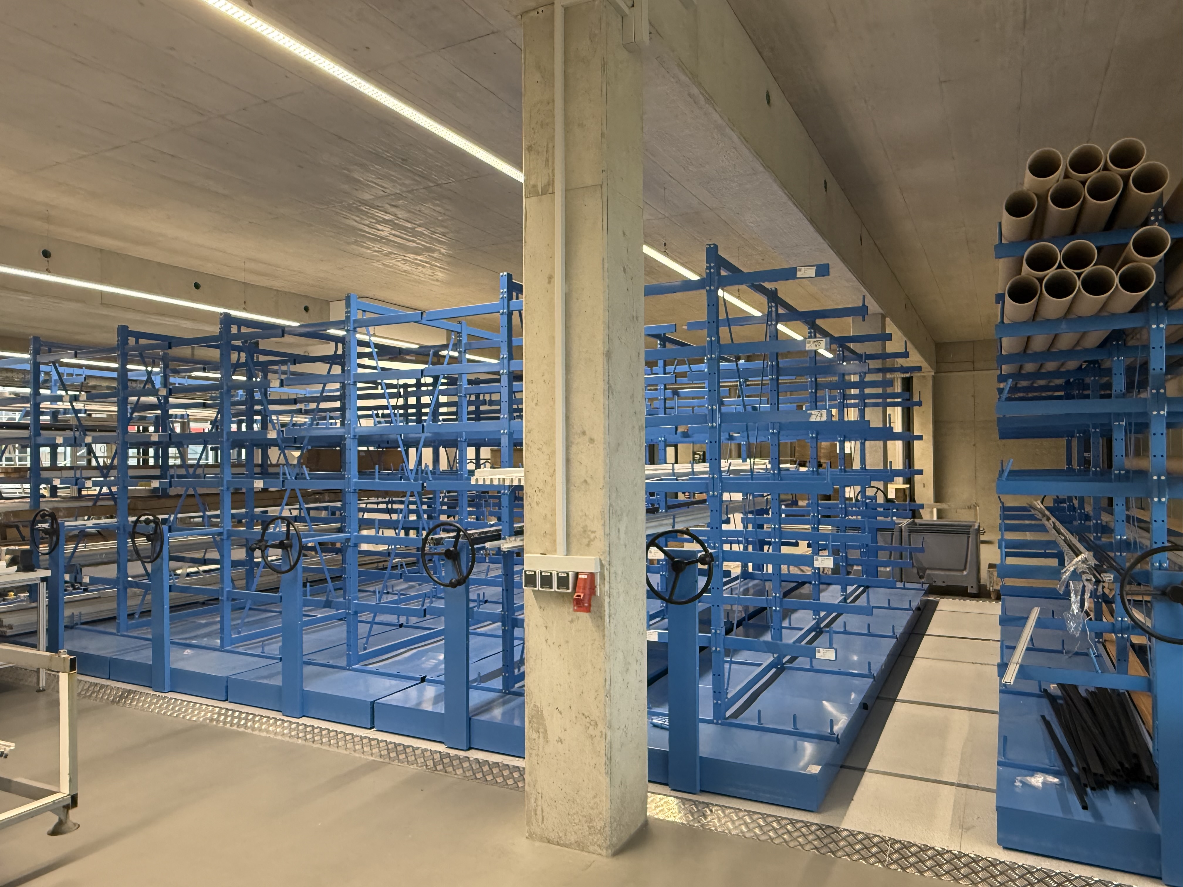 Verfahrbare Kragarmregalanlage / Langgutlager EMS mit Schienenführung